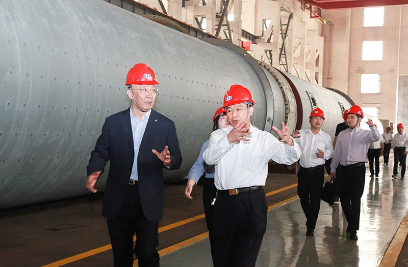 中國建筑材料聯合會黨委書記、會長閻曉峰一行親臨鵬飛集團調研